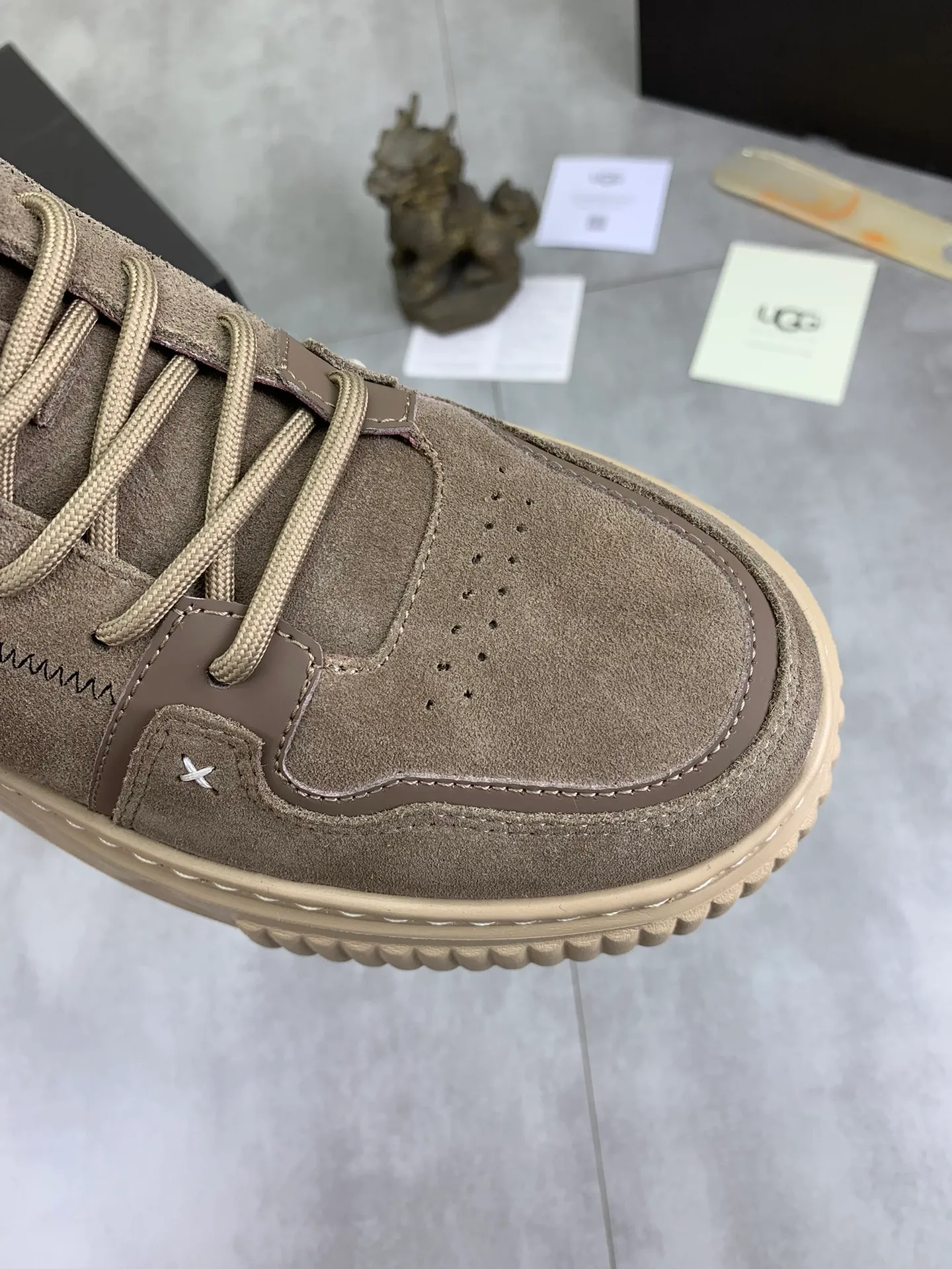 Men's shoes 💰P640 [New style] 💰 🆘 "Real wool" [UGG] 👉The popular men's shoes are synchronized with the official website 🔰The quality of the genuine products [satisfied] is not comparable to the imitations in the general market 🌀The upper is imported Italian frosted cowhide, and the lining is: foot pad 🅰️ grade 🐑Real wool👻Only Grade A can show the effect The hand feels smooth and delicate 🔱The shoe shape is grand, only genuine manufacturers can achieve it 🎄The perfect toughness of the original outsole 👻⬛️ can allow customers to bid farewell to one-time consumption. Real wool lining, super warm. Available in brown or gray. Number of yards: 39-44